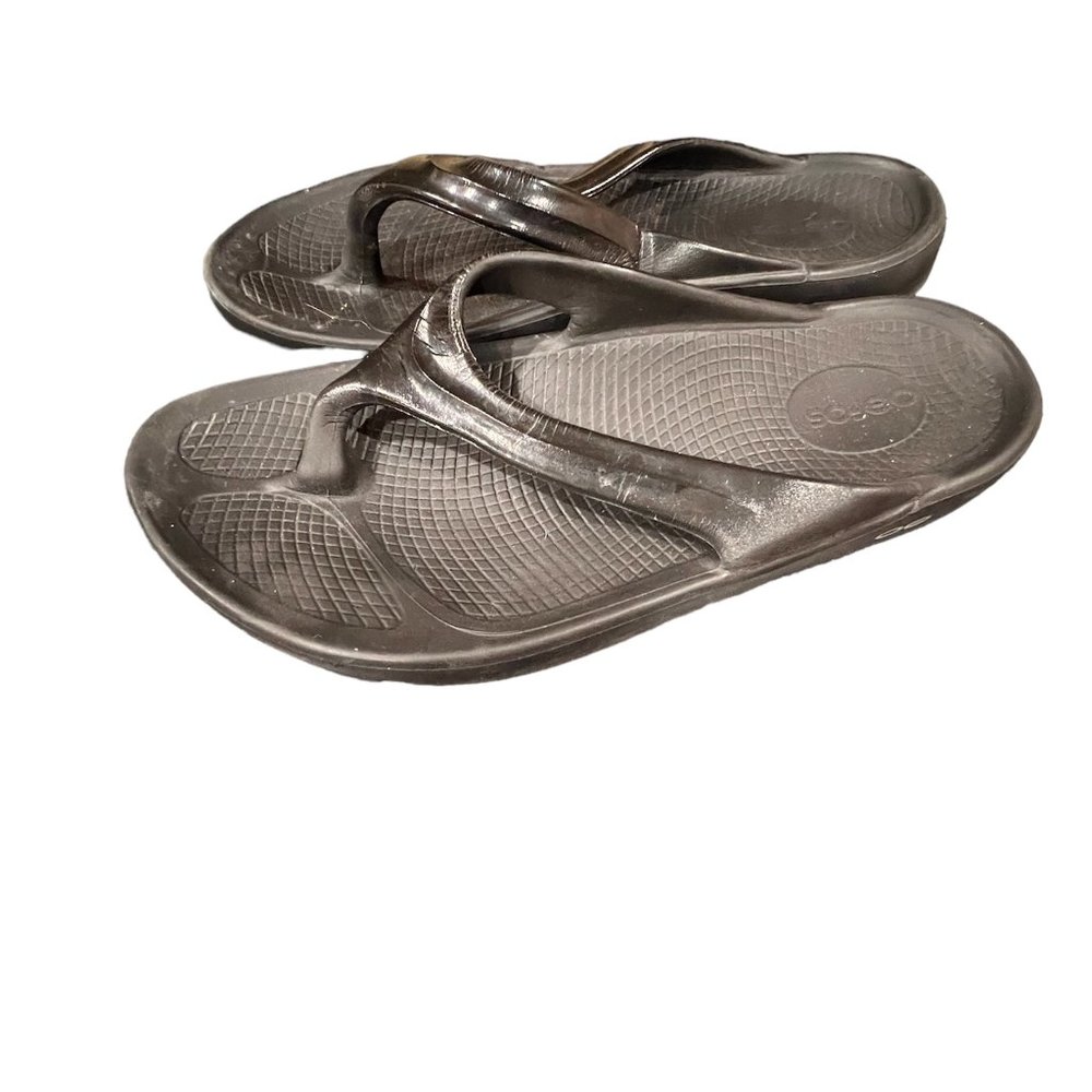 OOfos black flip flop sandal size 10